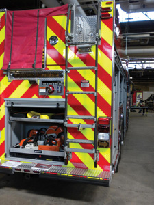 (3) This unit shows an access ladder in the stowed position. The apparatus manufacturer has provided a standing area on the top of the rig plus a full-width lower rear step.