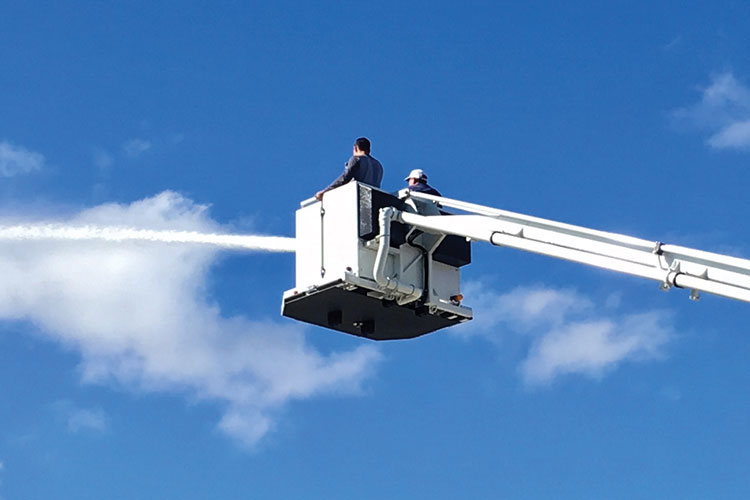 5 The platform on each ACP-55 model rescue squad carries a Task Force Tips Typhoon 1,250-gpm monitor and nozzle and two Whelen Micro Pioneer LED lights and is provided with breathing air. (Photo courtesy of the Chicago Fire Department