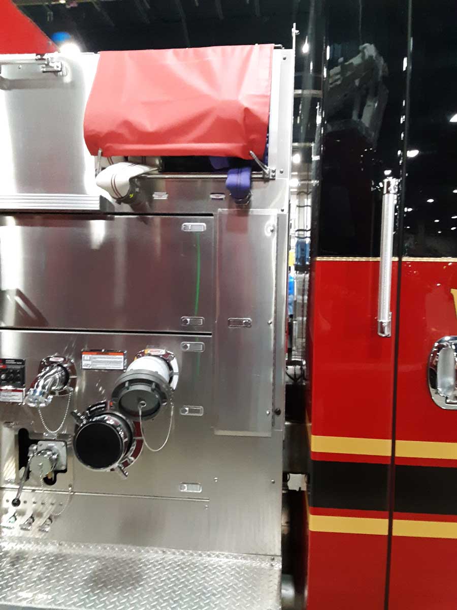 Discharge elbows on fire apparatus